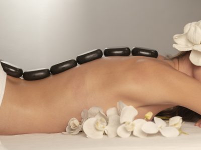 Masajes relajantes con piedras calientes