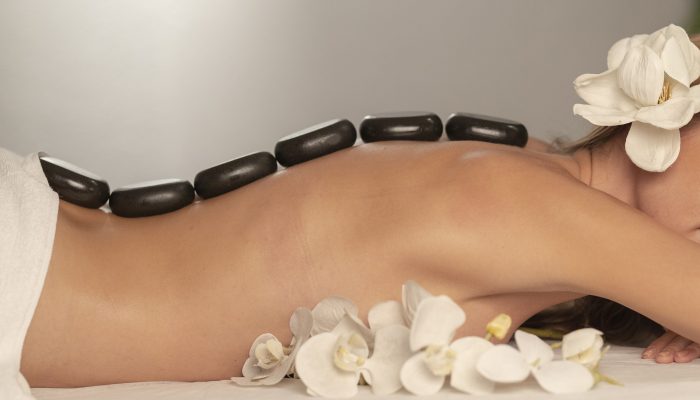 Masajes relajantes con piedras calientes